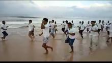 गोवा में समुद्र के तट पर योग 